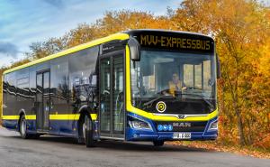 Alle Jahre wieder kommt mit dem Winter auch der Fahrplanwechsel, in diesem Jahr ist es am 10. Dezember 2023 soweit. Erstmals werden dann im Landkreis Fürstenfeldbruck neue Busse und neue Haltestellen auf der Linie 840 im neuen MVV-Design zu sehen sein. Und mit der Verbundraumerweiterung erwartet die Fürstenfeldbrucker Landkreisbevölkerung ein Schmankerl: Künftig sind umweltfreundliche Fahrten mit Bus und Bahn im MVV-Tarif bis ins Voralpenland möglich. 