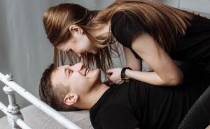 Eine langanhaltende und glückliche Beziehung zu führen, erfordert Arbeit, Hingabe und Verständnis. Inmitten des Alltagsstresses und der Herausforderungen ist es jedoch möglich, die Flamme der Liebe am Brennen zu halten. Doch was sind eigentlich die häufigsten Gründe, an denen Beziehungen scheitern und welche Tipps haben sich bewährt, um die Liebe stark und erfüllend zu erhalten? 