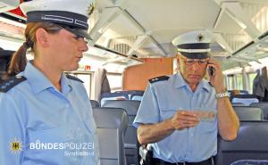 Am Dienstag kam es in einer Regionalbahn von München nach Augsburg zu einer Bedrohung und Beleidigungen gegen eine Zugbegleiterin. Vorausgegangen war ein Beziehungsstreit zwischen einem 36-Jährigen und seiner Freundin. Der Zug musste in Mammendorf angehalten werden. 
