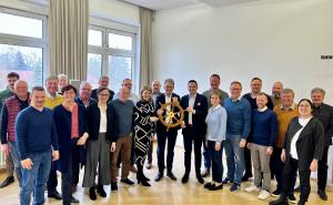 Die CSU-Kreistagsfraktion hat sich im Rahmen einer Klausurtagung intensiv mit den zentralen Zukunftsthemen für den Landkreis Fürstenfeldbruck auseinandergesetzt. Die Mitglieder der Fraktion verbrachten zwei gemeinsame Tage im Kloster Sankt Ottilien, um die programmatischen Weichen für die Kommunalwahl 2026 zu stellen. 