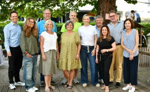 Die Geschäfte des Stadtmarketing Forums »Wir in FFB« starten mit einer neuen Aktion in den Frühling. Partner ist die Brucker »KUNSTwerkstatt59«, eine Gruppe von sechs Künstlern, die ein Gemeinschaftsatelier in der Schöngeisinger Straße 59 betreiben. Elf Innenstadt-Geschäfte stellen ihre Schaufenster zur Verfügung, um Gemälde oder Objekte der Brucker Künstler zu präsentieren. 