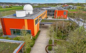 Dass an der Volkshochschule nicht nur Sprach- Gesundheits- und Kreativkurse angeboten werden, hat sich bereits herumgesprochen. „Wir haben auch ein vielfältiges Angebot für Familien und Kinder, das haben viele Menschen gar nicht so sehr auf dem Schirm“, meint die Leiterin Liane Apel. Programmieren lernen, 3-D-Druck, frühes Forschen oder Nähen sind beispielsweise Kursangebote für Kinder.