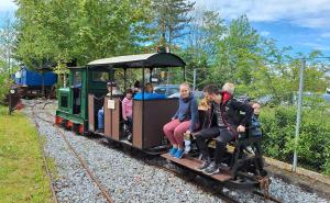 Nach einem starken Besucherjahr 2024 beginnt am 4.Mai 2025 von 10 bis 17 Uhr die Feldbahn-Museums-Saison mit einem Fahrtag im Feldbahnmuseum am Bahnhof Fürstenfeldbruck.