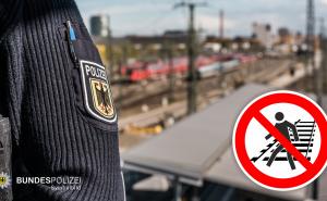 Am Sonntagabend (13. April) hielten sich drei Jugendliche im Alter von 14 und 15 Jahren in der Nähe des S-Bahnhaltepunktes Eichenau auf. Einer der 15-Jährigen legte Schottersteine auf die Schienen. Daraufhin kam es zu einem gefährlichen Vorfall mit einer einfahrenden S-Bahn. Kurz darauf entfernte sich einer der Jugendlichen vom Tatort.