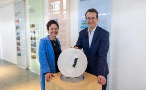 - Besucher des Landratsamtes Starnberg, die im Sitzungssaal eine Tagung der Kreisgremien verfolgen oder dem Büro des Landrats einen Besuch abstatten, werden sich wundern. Seit kurzem ziert ein außergewöhnliches Kunstwerk den Gang im Erdgeschoss.
