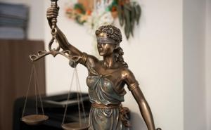 Statue der Justitia, die eine Waage in der Hand hält