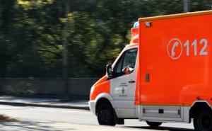 Ein Krankenwagen fährt die Straße entlang.  