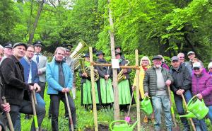  Pflanzung eines ca. sechs Meter hohen und etwa 20 Jahre alten Gingko-Baumes neben dem Brucker Kriegsgefangenenfriedhof am Henrik-Moor-Weg, gespendet als Friedenssymbol von Gärtner Ulrich Würstle (Mitte, mit Gießkanne). 