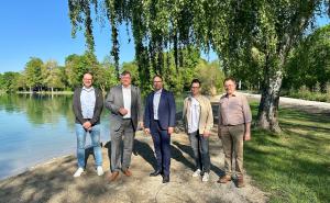 Von links: Christian Mohr (GF Erholungsflächenverein), Landrat Stefan Löwl (Vereinsvorsitzender), Bürgermeister Andreas Magg, Marcel Fiedler und Thomas Neubert (beide Stadt Olching).