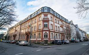 An der Straße gelegenes Altbaugebäude mit vielen Fenstern