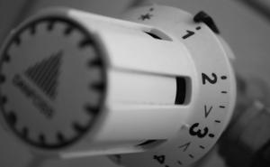Nahaufnahme eines weißen Heizkörper-Thermostats