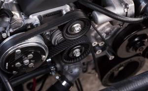 Nahaufnahme eines Motors mit einem Riemen, die die technischen Details zeigt