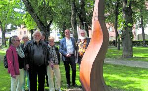 „Lilli“ darf im Gerblkellerpark bleiben, v.l.n.r., vorne: Betreuerin Cornelia Spielmann neben dem Bildhauer Hansjürgen Vogel und Hedwig Hanf (business meets art), hinten re. und li. Künstler Gerhard Gerstberger mit Ehefrau sowie in der Mitte die Rathauschefs Christian Götz und Dr. Birgitta Klemenz. 
