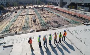 Eine Gruppe von Bauarbeitern steht auf einer Baustelle.