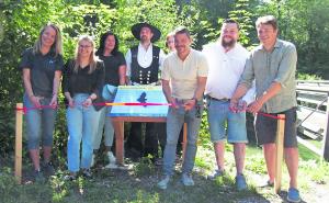 Eröffnung des neuen Naturlehrpfads im Emmeringer Hölzl mit Bürgermeister Stefan Floerecke (Mitte) und einigen Projektbeteiligten. 