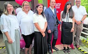 Mitarbeiterinnen der „KAP“ mit dem Brucker Oberbürgermeister Christian Götz (Mitte), mit Einrichtungsleiterin Lisa Weiss (2.v.r.) und dem Kreisgeschäftsführer des Caritas-Zentrums, Tommy Beer (rechts). 