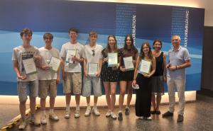 Urkundenübergabe durch Ersten Bürgermeister Norbert Seidl (v.l.): Tim Geigenberger, Ben Thomas, Felix Preishuber, Moritz Feger, Mareike Stubenrauch, Marlen Ochs und Laura Kunz sowie Wirtschaftsförderin der Stadt Puchheim Sonja Weinbuch.