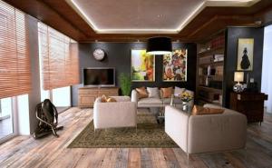 Wohnzimmer mit moderner Couchgarnitur, Holzregalen, Kunstwerken an der Wand und einem TV-Schrank. Der Raum hat Holzboden und große Fenster mit Holzjalousien.