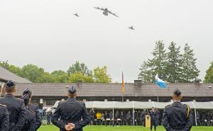 Ein Airbus A400M und zwei eskortierende Eurofighter überflogen in Formation die Verabschiedung.