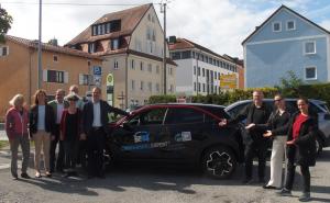 Stadträte mit den beiden Bürgermeistern, Alexander Leiderer und Sonja Stumbaum (Carsharing.Expert GmbH) sowie die städtische Verkehrsexpertin Dr. Montserrat Miramontes. 