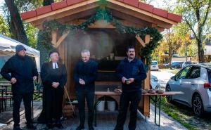 von links: Pfarrer Stefan Menzel, Pfarrer Alexander Bauer, Erster Bürgermeister Norbert Seidl und Sergius Ruppaner bei der Eröffnung des Backhauses.