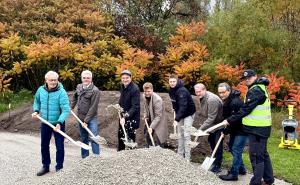 Zur Schaufel gegriffen haben (v. li.) der Sportbeiratsvorsitzende Joachim Mack, Sportreferent Martin Kellerer, OB Christian Götz, die beiden Stadtjugendräte Leevi Raff und Benedikt Bucher, Amtsleiter Michael Maurer, Markus Reize von der Stadtplanung und Christoph Patzelt von der Firma RadQuartier GmbH.