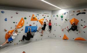 Schüler des Gymnasiums Puchheim üben erste Routen an der neuen Boulderwand.