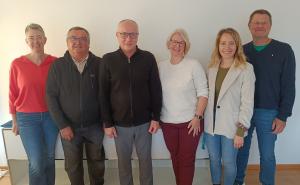 Von links: Geschäftsführerin der Bürgerstiftung für den Landkreis Fürstenfeldbruck Katrin Rizzi, Leiter der Tafel Maisach Normann Wenke, Projektleiter Herzenskiste Alois Schorer, Bürgerstiftungsvorständin Dr. Grit Ullmann, Seniorenfachbetreuerin des Landratsamts Fürstenfeldbruck Sarah Grätz und Tafellogistik-Leiter Georg Marks.