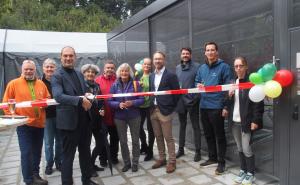 Offizielle Inbetriebnahme der neuen Fahrrad-Sammelschließanlage am Brucker Bahnhof durch OB Christian Götz (3.v.l.), zusammen mit Stadträten sowie Vertretern der städtischen Verwaltung, des adfc und des Planungsbüros.