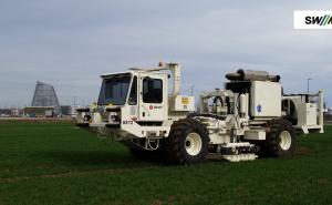 Die Vibrotruck-Fahrzeuge fahren entlang von Straßen und Wegen durch das Untersuchungsgebiet und erzeugen alle 25 Meter an den Messpunkten Vibrationen.