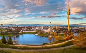 Blick auf München mit dem Olympiapark und Olympiaturm im Vordergrund