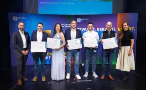 IHK-Abteilungsleiter Florian Kaiser (l.) und IHK-Vizepräsidentin Kathrin Wickenhäuser-Egger (r.) mit Magdalena Braumiller (3. v.l.), Linus Eckl (3 v.r.) sowie deren Ausbildern und Lehrkräften.