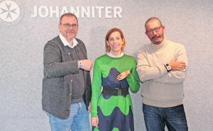„Die Not der Zeit heißt Einsamkeit. Der Hausnotruf kann Menschen helfen, wieder am sozialen Leben teilzunehmen“: Axel Schmidt, Elisabeth Kühn und Dr. Markus Ambrosy (v. l.) testeten die verschiedenen Johanniter-Hausnotrufsender ausgiebig.