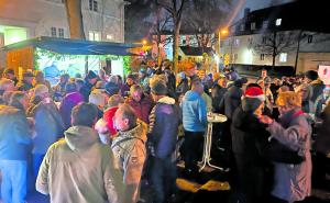 Weihnachtliche Atmosphäre an der Ehrenamtshütte am Grünen Markt.