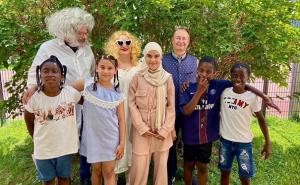 Spielten beim Tausend-Einakter mit: Oliver Kübrich (hinten von links), Christine Hammel und Harald Schwab sowie die Kinder der Integrationshilfe.