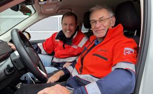 Dr. Klaus Krieger wird nach 37 Jahren im Notarztdienst, hier im NEF mit Dr. Daniel Wachter (Sprecher der Notarztgruppe), verabschiedet.