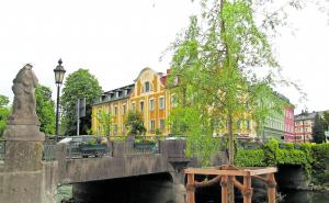 Es scheint fast so, als hätte Johannes von Nepomuk, der Brückenheilige (links), seinen Segen über die 1909 erbaute und unter Denkmalschutz stehende Amperbrücke gehalten, denn sie wird jetzt nicht abgerissen, sondern saniert. 