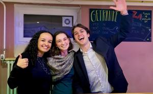 Luca Zöller und Jasmina Reimann an der neuen Bar (v.r.).