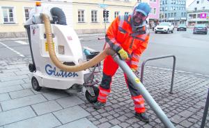 Einer der beiden neuen, für den Straßenunterhalt zuständigen Mitarbeiter des städtischen Bauhofs, Christian Müller, mit seinem „Hilfs-Elefanten Glutton“.