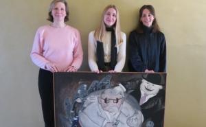 Die Museumsleitung, v.l.n.r.: Dr. Caroline Sternberg mit ihrer Stellvertreterin Edigna Hillebrand sowie Volontärin Sabine Girg, vor dem erworbenen Gemäldes aus dem Zingerl-Nachlass („Der Fachidiot“, 1970). 