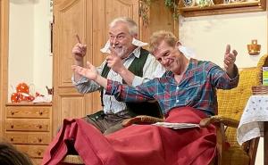 Wirt Herbert (Herbert Schäufler, rechts) wird vom besten Freund (Mandi Högner) rundum verwöhnt 