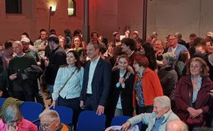 Klarer, erneuter Wahlsieg für OB Christian Götz (BBV) in FFB (Mitte, neben seiner Frau Astrid, links). Der Amtsinhaber sagte, er wünsche sich eine „sachorientierte und zielgerichtete" Teamarbeit mit dem gesamten Stadtrat und der Verwaltung.