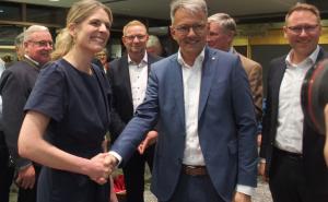 Im Blitzlichtgewitter: Ronja von Wurmb-Seibel gratuliert Thomas Karmasin, dem alten und neuen Landrat, zu seinem Wahlsieg im Foyer der Kreisbehörde. 