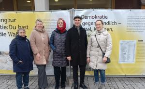 Vor dem Modul „Wahlen“ neben dem Alten Rathaus, v.l.n.r.: Susanne Pütz (Bündnis für Demokratie), Katrin Rizzi und Dorothee von Bary (Bürgerstiftung für den Landkreis Fürstenfeldbruck), Oberbürgermeister Christian Götz und Elisabeth Lang (AK Gedenken). 