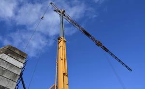 aukran vor blauem Himmel neben Betonelementen