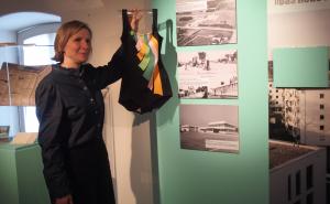 Museumsleiterin zeigt Badeanzug, Ausstellung 5 Orte in FFB, Museum