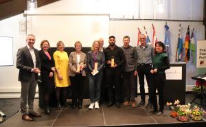 Erster Bürgermeister Norbert Seidl mit den Preisträgern und Laudatoren (v.l.): Franziska Baumann, Lena Jakat, Donata Schreiber, Andrea Teusch (stellvertretend für Georg Birner), Peter Münster sowie Abdullah Keheet, Peter Moraweck und Hermann Bopp von der Radlwerkstatt und Michèle Rotter.