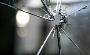 Zersprungene Glasscheibe mit sternförmigem Riss