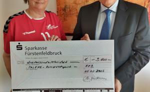 Scheckübergabe Lions Club FFB an TuS-Rollstuhlabteilung FFB