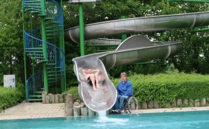 Freibaderöffnung, Bürgermeister testet Wasserrutsche